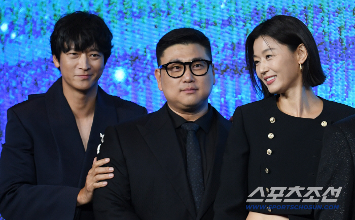  Director Heo Myung-haeng caught between Kang Dong-won and Jeon Ji-hyun