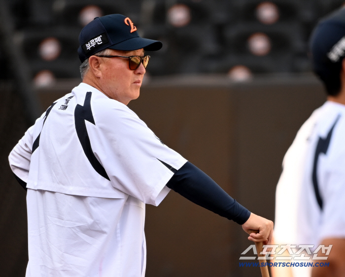 Director Kim Kyung-moon watching the training