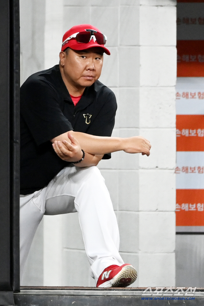  Director Lee Beom-ho watching the game