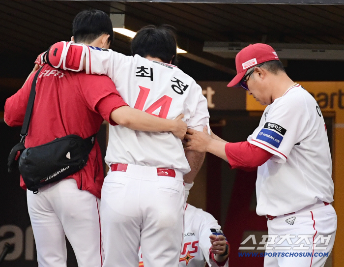  Director Lee Sung-yong is helping Choi Jung who got injured