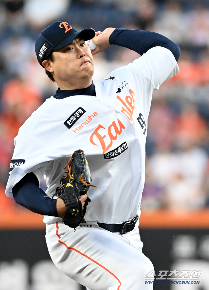  Hanwha starter Ryu Hyun-jin's hard throw