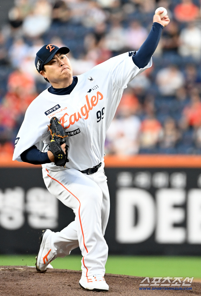  Hanwha starter Ryu Hyun-jin's hard throw