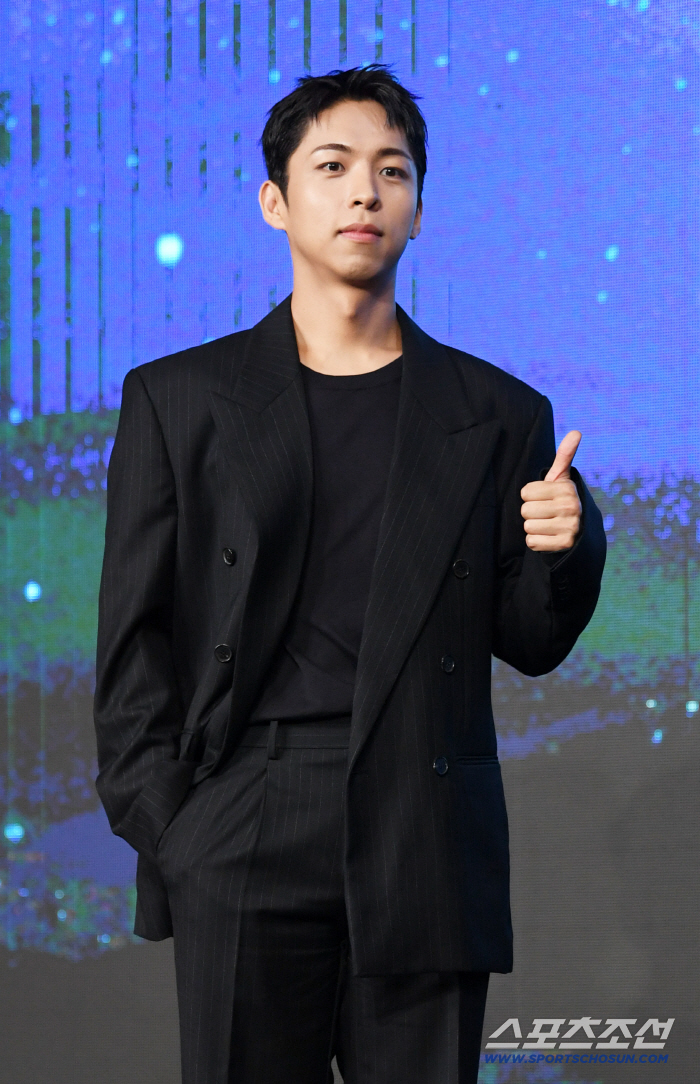  Joo Jonghyuk, thumbs up