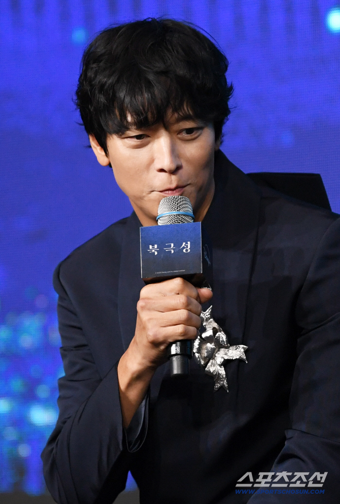  Kang Dongwon's serious face