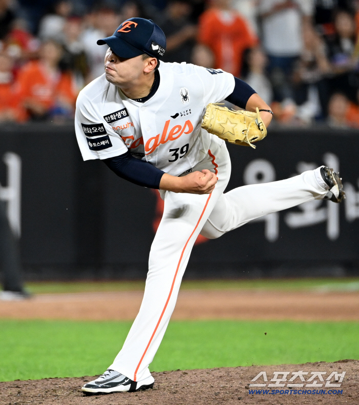  Kang Jae-min of Hanwha, who took the mound for the first time since being discharged