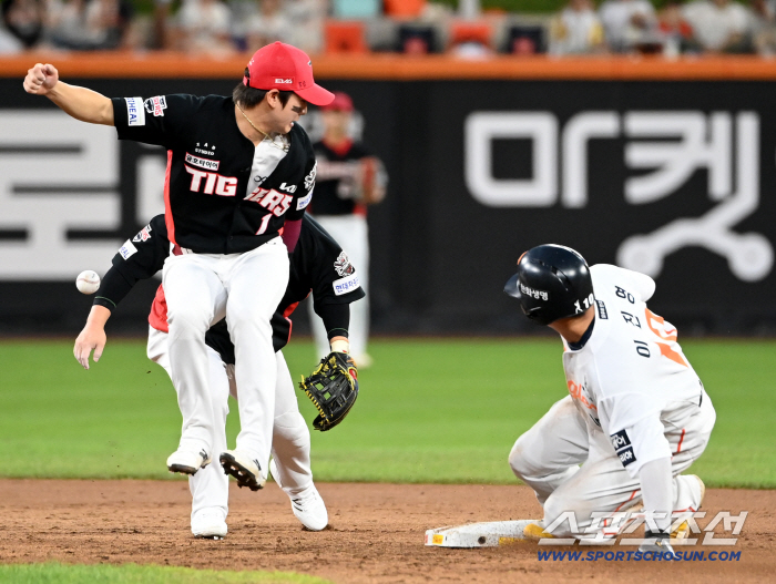  Kim Sun-bin's toss hit by Park Chan-ho's back