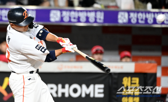  Kim Tae-yeon explodes with a bases-loaded, two-run double with no outs