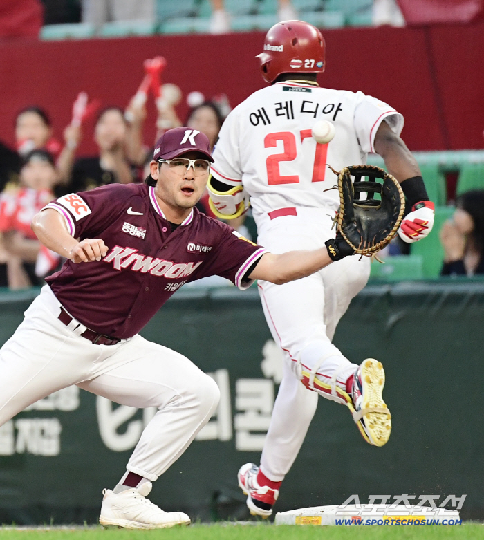  Lim Ji-yeol's first base foul ball, Eredia Safe
