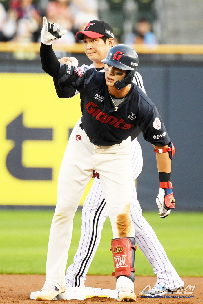  Lotte Yun Donghee starts with a double
