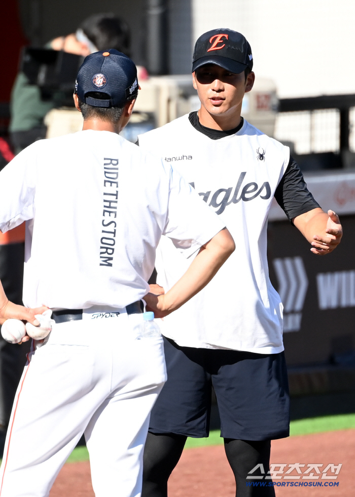 Park Jung-hyun sweats on defense training