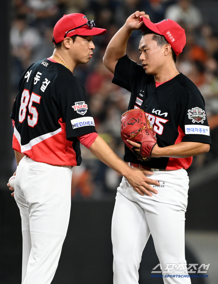  Pitcher coach Lee Dong-gul encourages Lee Sung-won