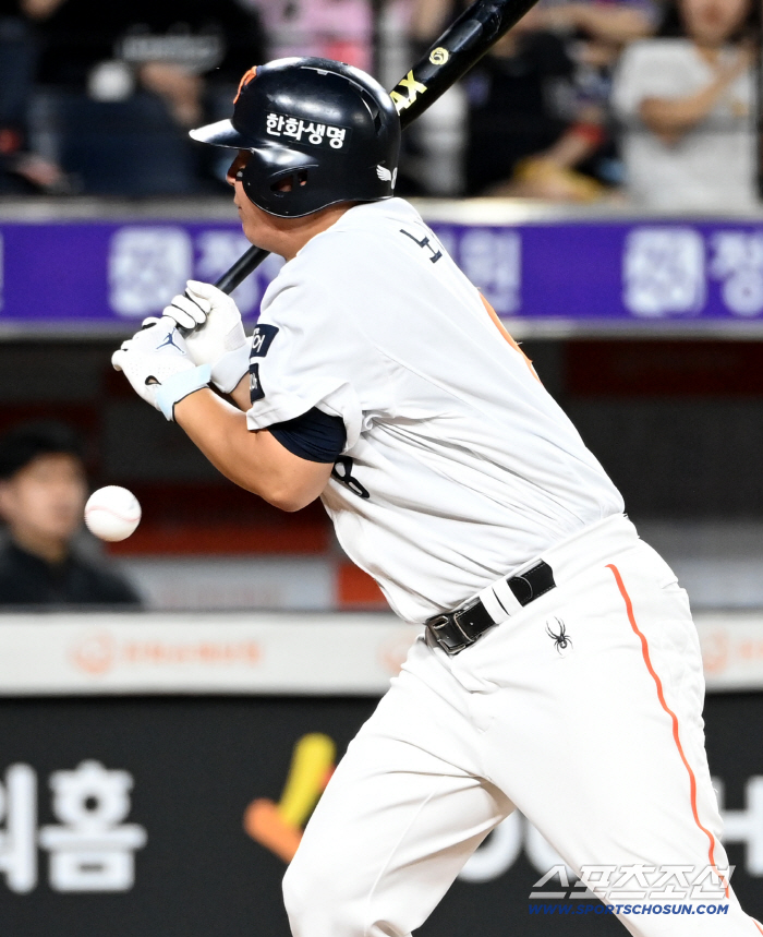 Roh Sihwan gets hit by a sand dune