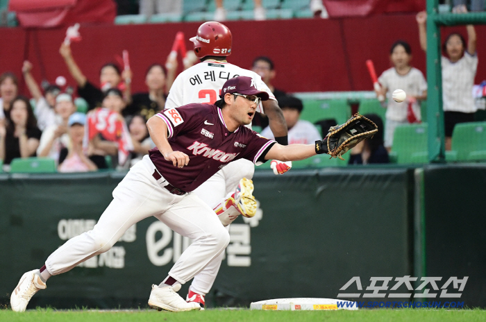  Safe after missing the ball at 1st base in Herredia
