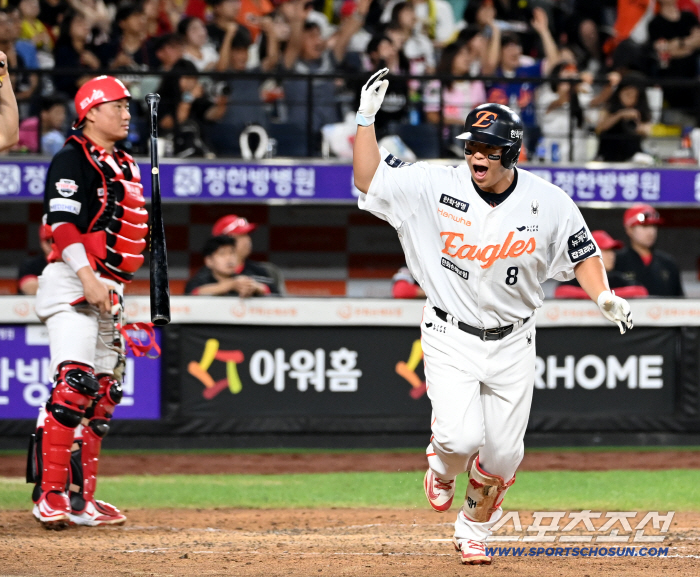  Three-run explosion Noh Si-hwan cheers as he throws the bat away