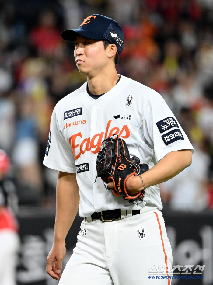  Um Sang-baek pitched scoreless in the top of the 8th inning!