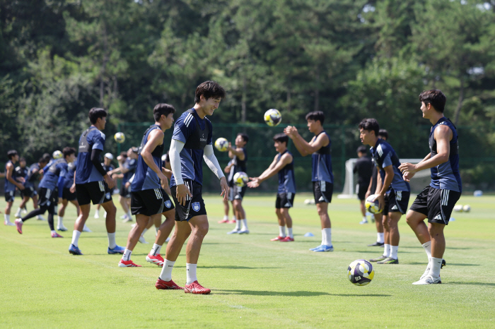Revolution of the ground Ulsan introduced Korea's first orchid-type grass → Best condition for heat waves and heavy rain...Successful Sticking, Presenting a New Model