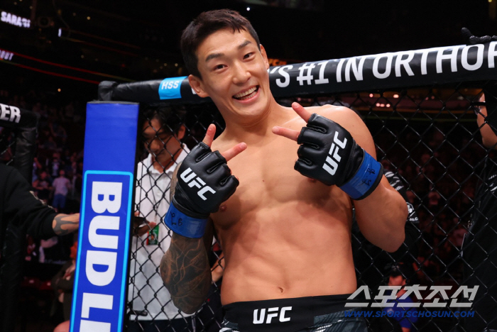 The second round of KO-winning zombie Jr. in 28 seconds before his debut was a pinch hitter for the Korean Super Boy. Lee Jung-young wins against Santos