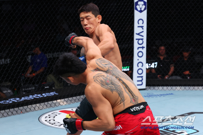 The second round of KO-winning zombie Jr. in 28 seconds before his debut was a pinch hitter for the Korean Super Boy. Lee Jung-young wins against Santos