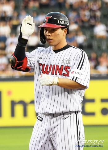 Since he had four hits, more than Lotte until the 8th inning, his first top 10 hit since his debut fell to a place without defense when he was able to see the 97th-ranked successful player. 
