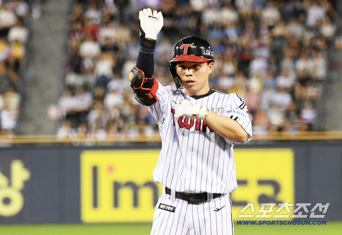 Since he had four hits, more than Lotte until the 8th inning, his first top 10 hit since his debut fell to a place without defense when he was able to see the 97th-ranked successful player. 