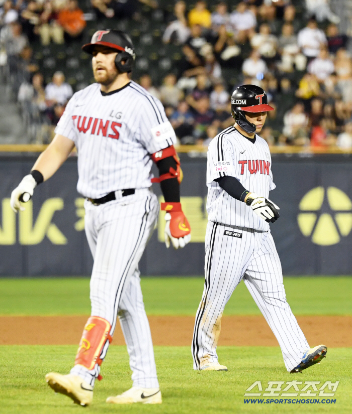 Since he had four hits, more than Lotte until the 8th inning, his first top 10 hit since his debut fell to a place without defense when he was able to see the 97th-ranked successful player. 