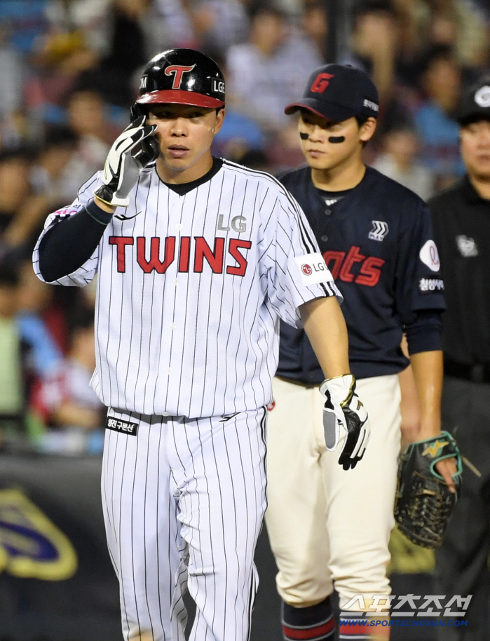 Since he had four hits, more than Lotte until the 8th inning, his first top 10 hit since his debut fell to a place without defense when he was able to see the 97th-ranked successful player. 