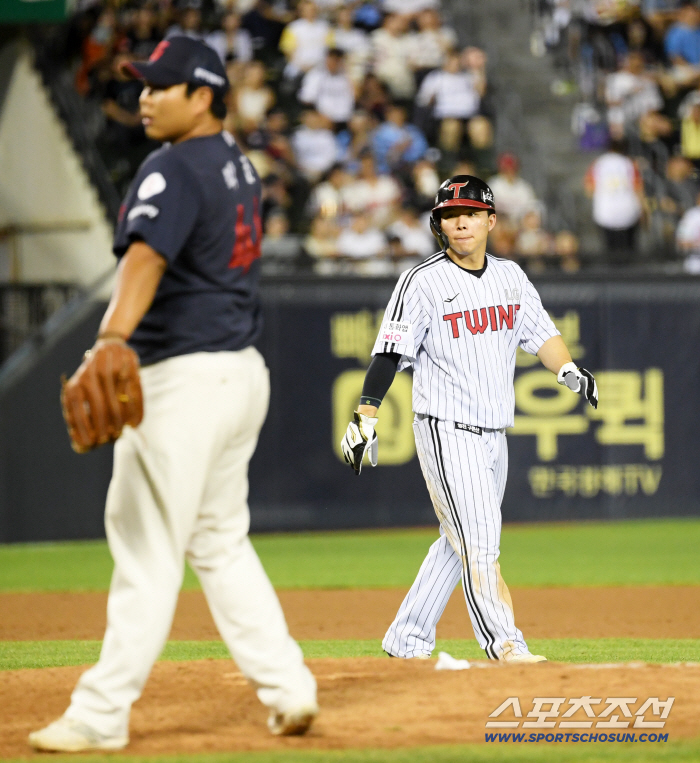 Since he had four hits, more than Lotte until the 8th inning, his first top 10 hit since his debut fell to a place without defense when he was able to see the 97th-ranked successful player. 