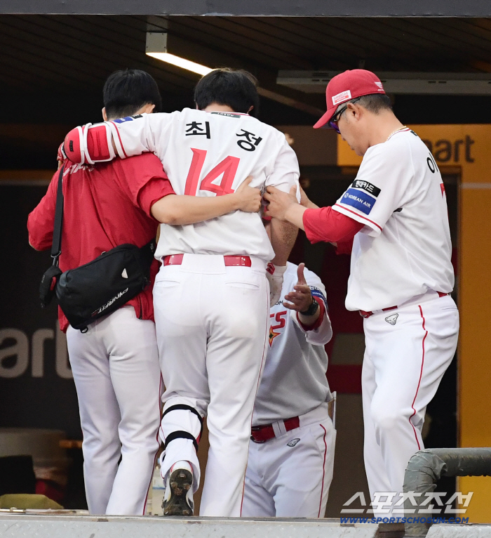 SSG Choi Jung was helped out → Hospital…a bruising relief that is not a fracture
