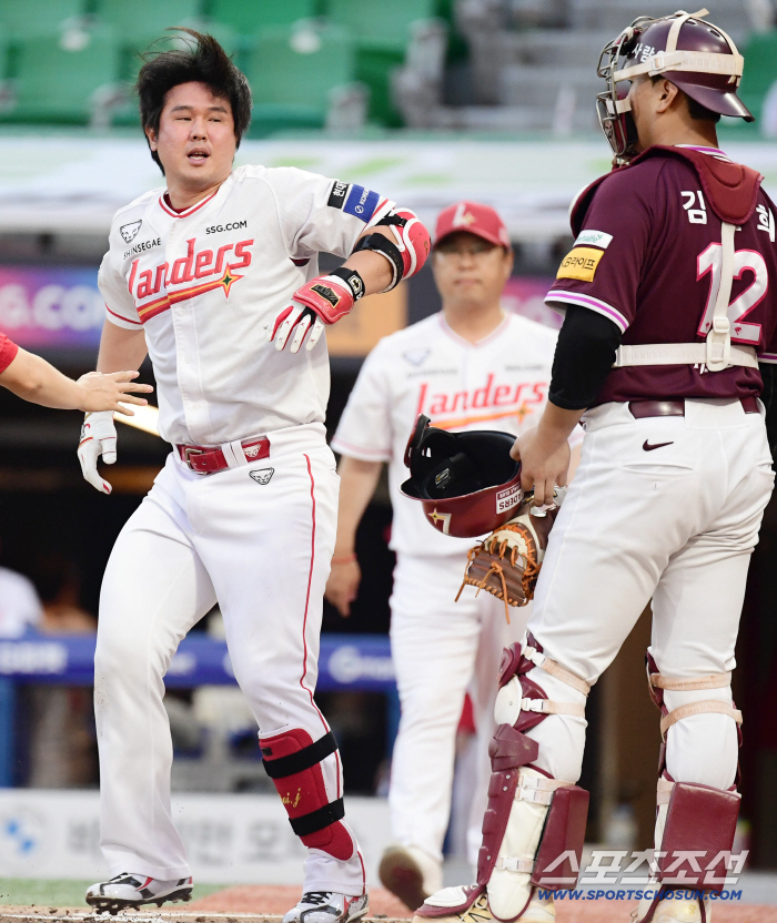 SSG Choi Jung, who was injured again in the first game of September, was injured after being hit by a foul ball hit by his knee in the first inning, and voluntarily replaced (Incheon Field)
