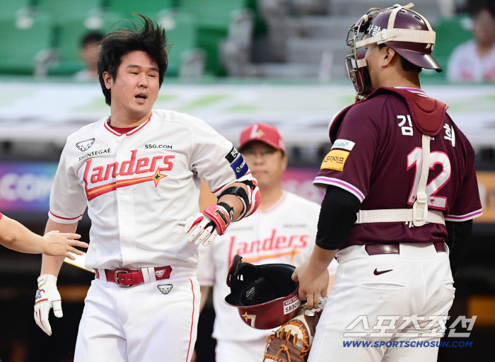 SSG Choi Jung, who was injured again in the first game of September, was injured after being hit by a foul ball hit by his knee in the first inning, and voluntarily replaced (Incheon Field)