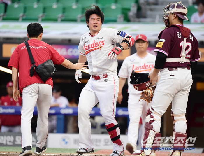 SSG Choi Jung, who was injured again in the first game of September, was injured after being hit by a foul ball hit by his knee in the first inning, and voluntarily replaced (Incheon Field)