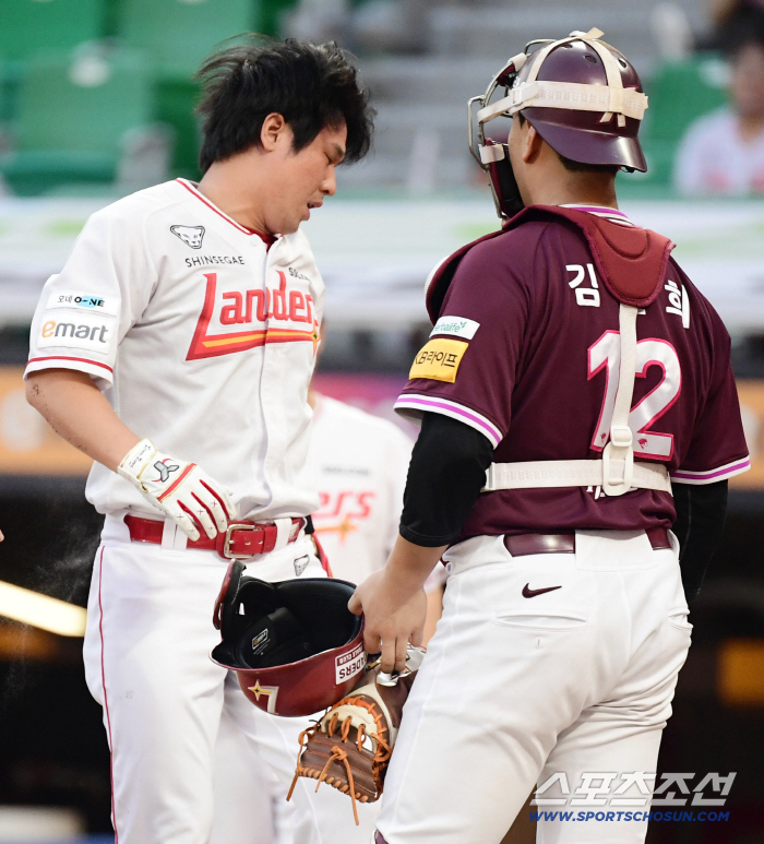 SSG Choi Jung, who was injured again in the first game of September, was injured after being hit by a foul ball hit by his knee in the first inning, and voluntarily replaced (Incheon Field)