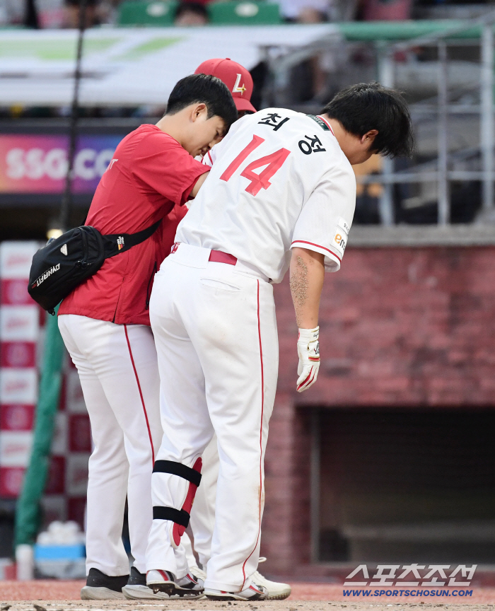 SSG Choi Jung, who was injured again in the first game of September, was injured after being hit by a foul ball hit by his knee in the first inning, and voluntarily replaced (Incheon Field)