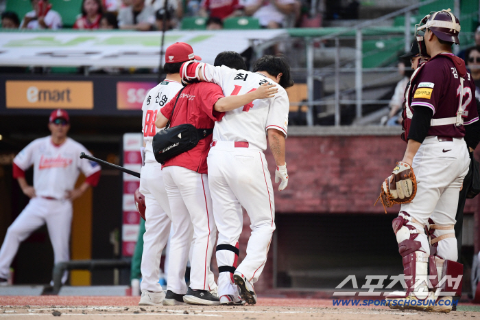 SSG Choi Jung, who was injured again in the first game of September, was injured after being hit by a foul ball hit by his knee in the first inning, and voluntarily replaced (Incheon Field)
