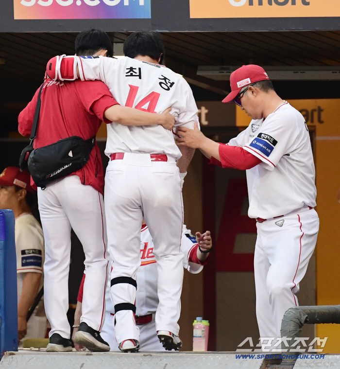 SSG Choi Jung, who was injured again in the first game of September, was injured after being hit by a foul ball hit by his knee in the first inning, and voluntarily replaced (Incheon Field)