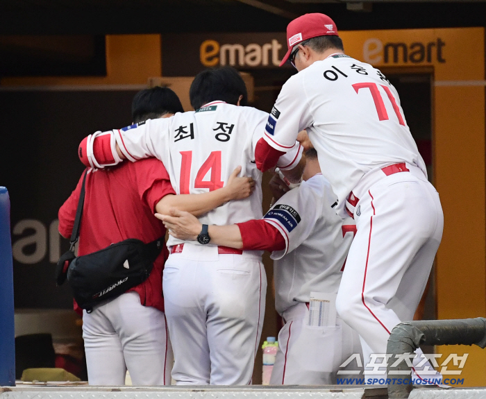 SSG Choi Jung, who was injured again in the first game of September, was injured after being hit by a foul ball hit by his knee in the first inning, and voluntarily replaced (Incheon Field)
