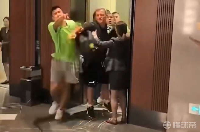 This is the controversy over the player who ran out of the elevator and vented his anger on the fans...On-site chaos → Quick repair