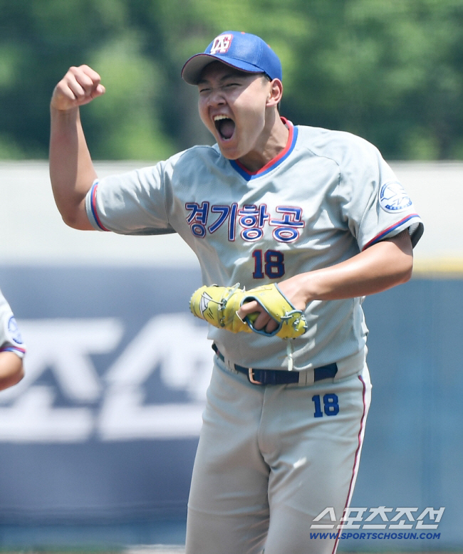 Two people went to the U.S. this year, which is ambiguous…Lotte, which is in agony, is in a hurry to be a pitcher.
