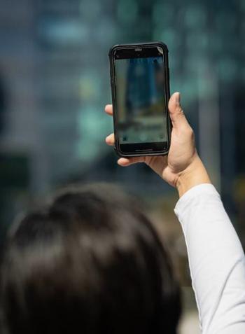 Woman falls to death while taking selfies with her son...the tragedy of a birthday present