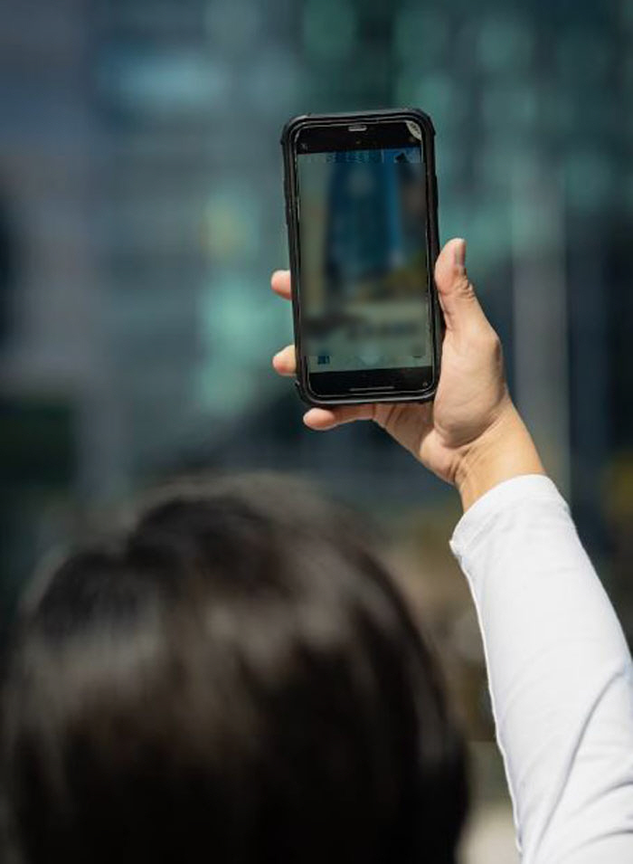 Woman falls to death while taking selfies with her son...the tragedy of a birthday present