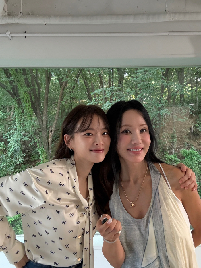 Woohee Chun is 18 years old…Pointing at our faces, our Um Jung Hwa
