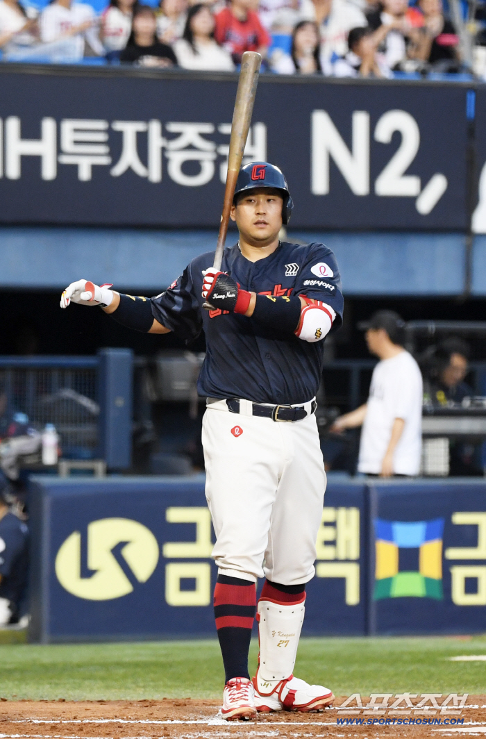 Yoo Kang-nam, who was replaced by a collarbone five days ago, hit his knee this time. Replaced by Son Seong-bin in the 5th inning. a bruise on the club's side