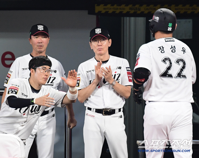 30→32→72→78→8→98. KT's fourth-place jump thanks to a finishing error. Lotte is in 6th place
