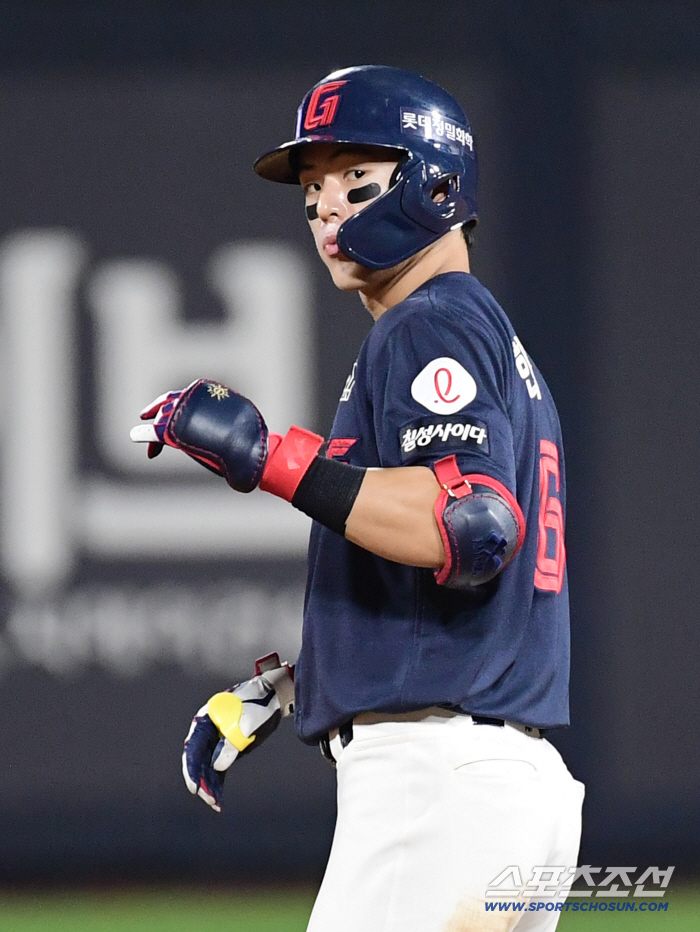 30→32→72→78→8→98. KT's fourth-place jump thanks to a finishing error. Lotte is in 6th place