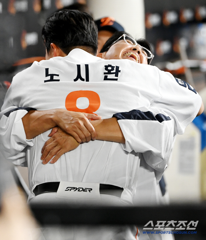 Captain's hug to the 4th hitter who hit a decisive home run despite his injury (Daejeon site)