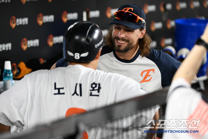 Captain's hug to the 4th hitter who hit a decisive home run despite his injury (Daejeon site)