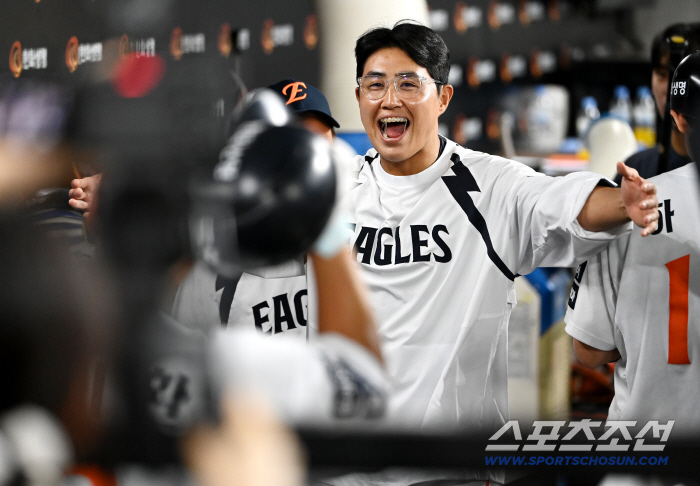 Captain's hug to the 4th hitter who hit a decisive home run despite his injury (Daejeon site)