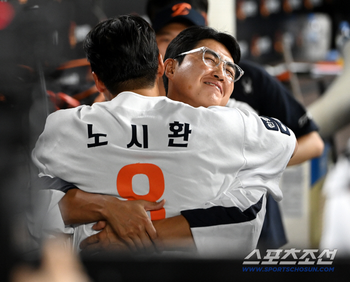 Captain's hug to the 4th hitter who hit a decisive home run despite his injury (Daejeon site)