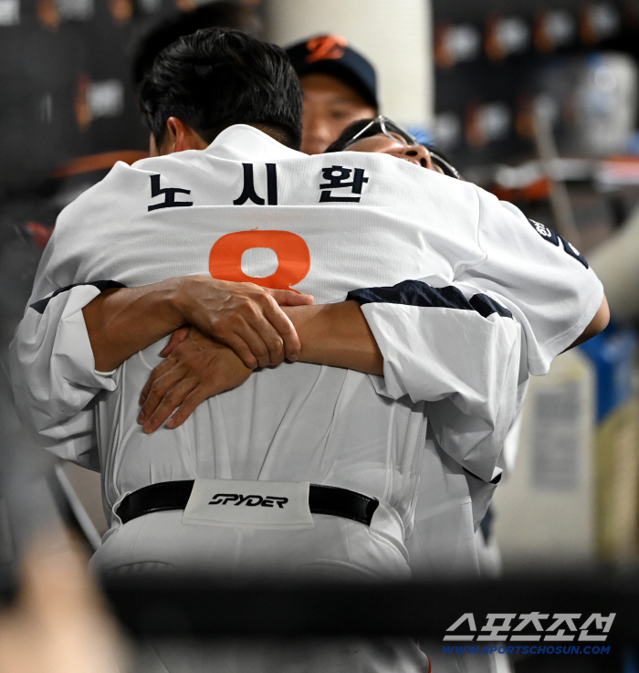 Captain's hug to the 4th hitter who hit a decisive home run despite his injury (Daejeon site)