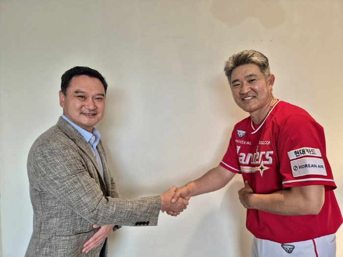 The season is not over, but SSG announces a surprise announcement, renewing a three-year contract of up to 1.8 billion won with coach Lee Sung-yong